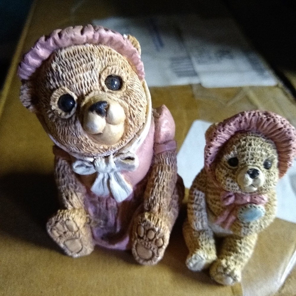 Stone Critters Bears in Bonnet Fingurines